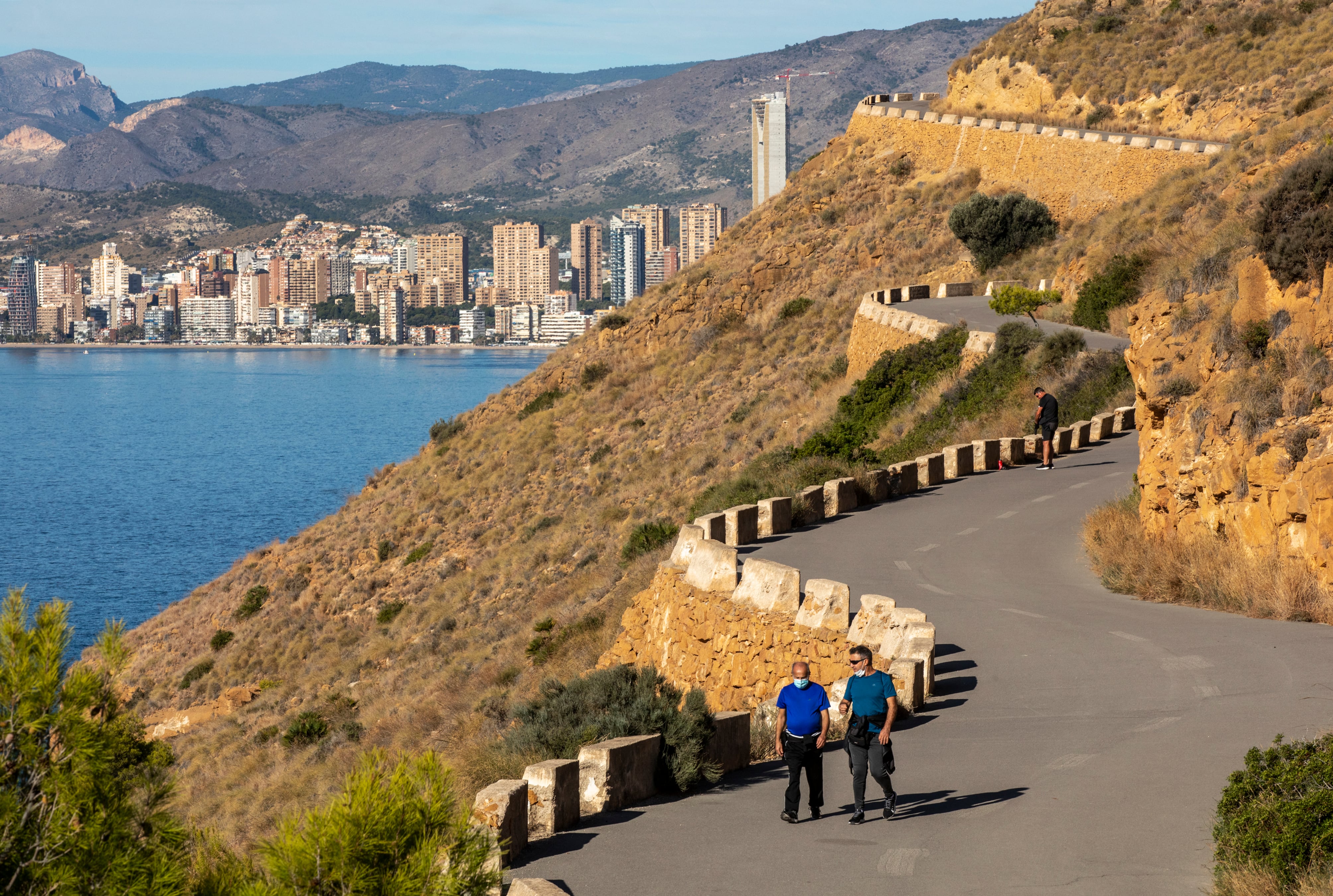 Benidorm, al fondo, desde la carretera de la Torre de les Caletes en el parque de Serra Gelada.