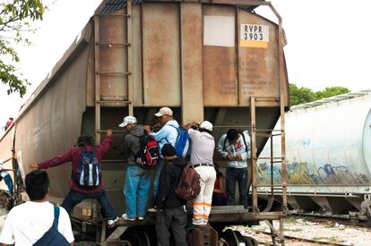 Inmigrantes centroamericanos en el tren subidos al tren llamado " la bestia" a su paso por Ixtepec, Oaxaca.