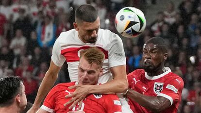 Merih Demiral marca de cabeza ante Austria.