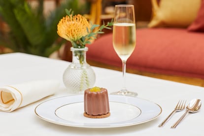 Canelé con mousse de chocolate, biscuit de avellana, passion, y yuzu, que se sirve en el hotel El Palace Barcelona, en una imagen proporcionada por el establecimiento.