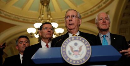 Mitch McConnell, l&iacute;der de la mayor&iacute;a republicana en el Senado de EE UU, junto a otros senadores de su partido, en Washington DC.