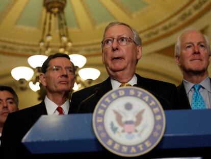 Mitch McConnell, l&iacute;der de la mayor&iacute;a republicana en el Senado de EE UU, junto a otros senadores de su partido, en Washington DC.