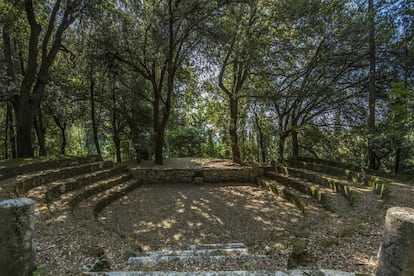 Fuera de la casa hay un anfiteatro de piedra con 200 puestos en las gradas, una tumba etrusca del siglo VII a.C., una sauna, una piscina y enormes jardines a la italiana proyectados por el arquitecto Paolo Pejrone.