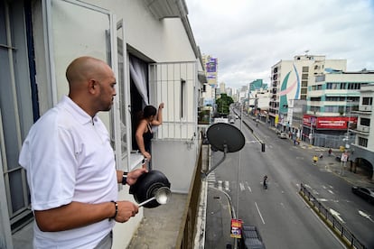 Por la mañana de este lunes, la gente comenzó a protestar desde los balcones con cacerolazos y gritos contra el presidente Nicolás Maduro. En la madrugada, el Consejo Nacional Electoral, de mayoría chavista, había anunciado la victoria del mandatario en los comicios del domingo.