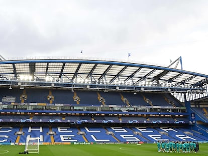 La charla de Davide Ancelotti a los jugadores del Real Madrid antes del último entrenamiento en Stamford Bridge.