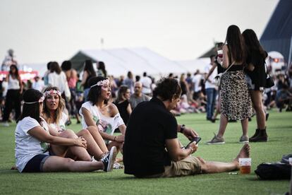 Un grupo de asistentes al Mad Cool se relaja en el césped artificial instalado en el recinto.