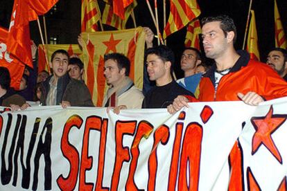 Los jugadores catalanes de hockey Ribarola y Tibau (los primeros por la derecha) se manifiestan en Barcelona.