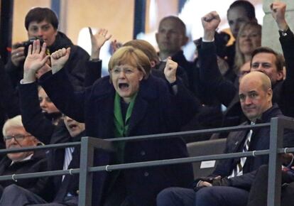 La canciller alemana, Angela Merkel (c), celebra un gol ante Suecia