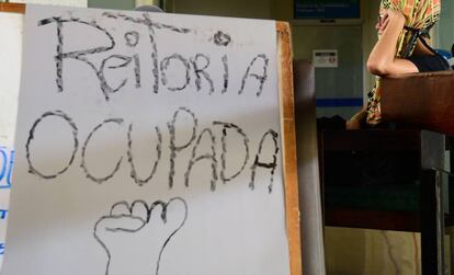 Alunos da Universidade de Brasília (UnB) ocupam a reitoria em protesto contra atrasos no pagamento de bolsa-auxílio estudantil em 2015.