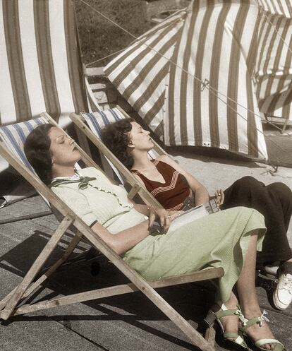 Dos mujeres duermen en la playa de Montecarlo en 1934.