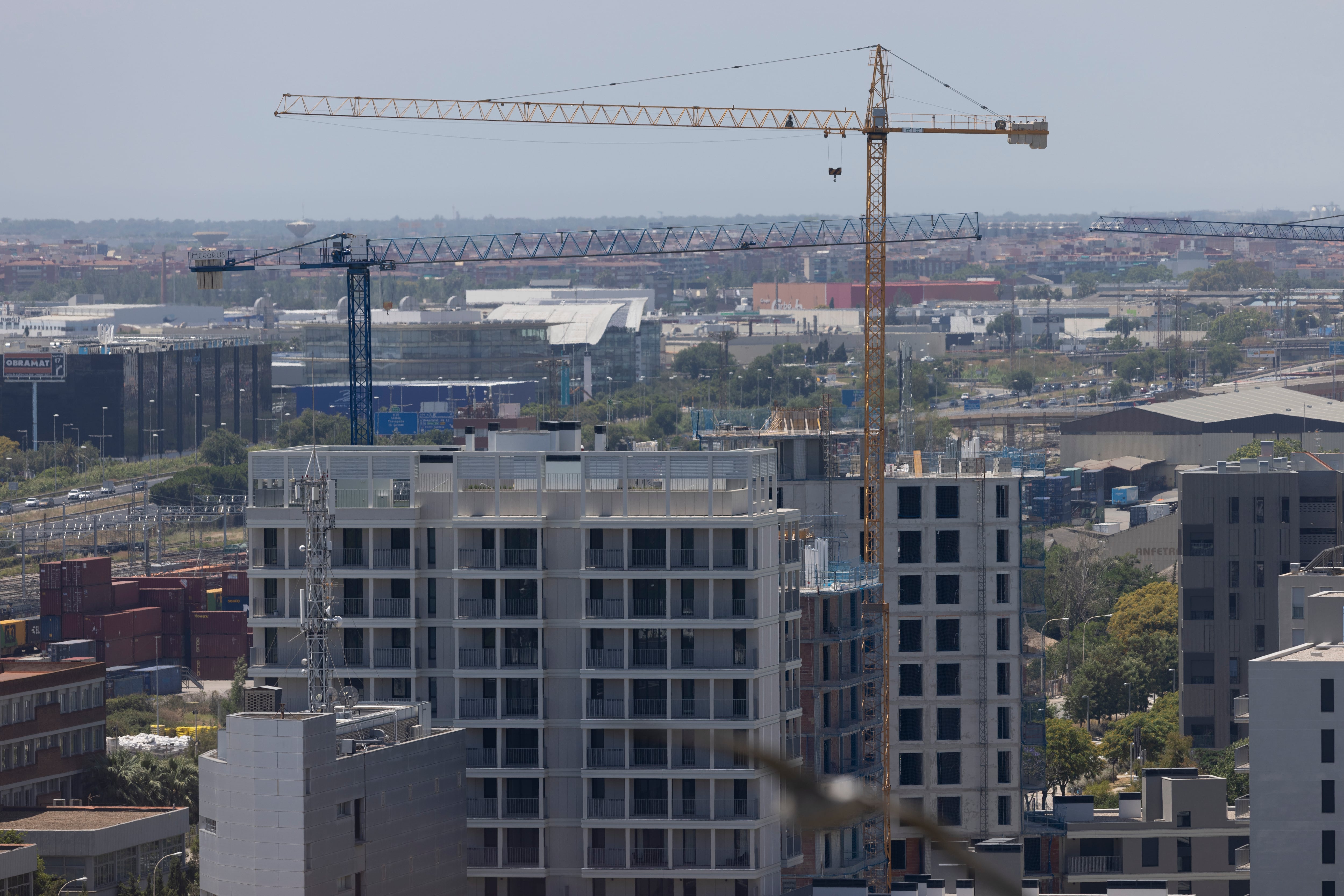 Obras de vivienda en el barrio de La Marina de Barcelona.