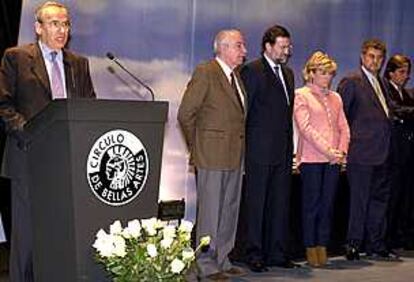 Alfonso Guerra, durante la lectura de &#39;El Quijote&#39;. A la derecha, el escritor Álvaro Mutis y los ministros de Interior, Jaime Mayor Oreja, Cultura, Pilar del Castillo, Administraciones Públicas, Jesús Posada, y Portavoz, Pío Cabanillas.