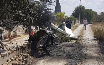 Restos de la avioneta y el helicóptero tras el suceso.