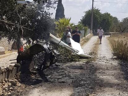 Restos de la avioneta y el helicóptero tras el suceso.