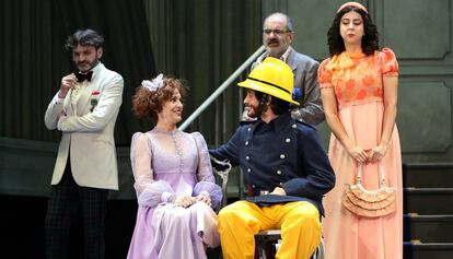 Adriana Ozores y Javier Pereira, en primer t&eacute;rmino. Detr&aacute;s, Joaqu&iacute;n Climent, entre Fernando Tejero y Helena Lanza, en un ensayo de &#039;La cantante calva&#039;, en el Teatro Espa&ntilde;ol.