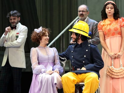 Adriana Ozores y Javier Pereira, en primer término. Detrás, Joaquín Climent, entre Fernando Tejero y Helena Lanza, en un ensayo de 'La cantante calva', en el Teatro Español.