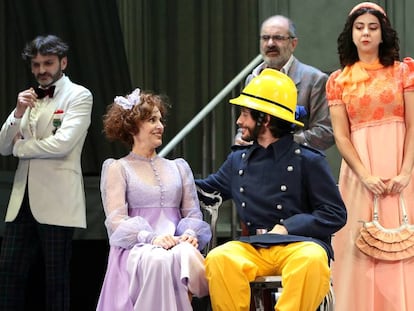 Adriana Ozores y Javier Pereira, en primer t&eacute;rmino. Detr&aacute;s, Joaqu&iacute;n Climent, entre Fernando Tejero y Helena Lanza, en un ensayo de &#039;La cantante calva&#039;, en el Teatro Espa&ntilde;ol.