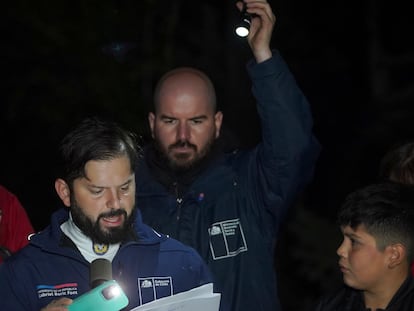 Gabriel Boric y Giorgio Jackson en un recorrido de la comuna de Talagante, el 24 de junio.