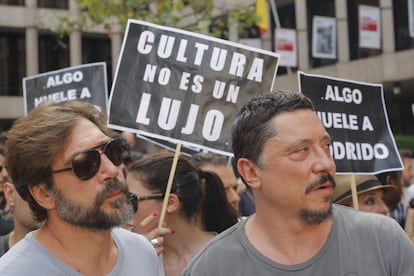 Los actores Javier Bardem y Carlos Bardem se concentran ante el Ministerio de Cultura, dentro de las movilizaciones contra los recortes del Gobierno, que incluyen, entre otras medidas, la subida del IVA.