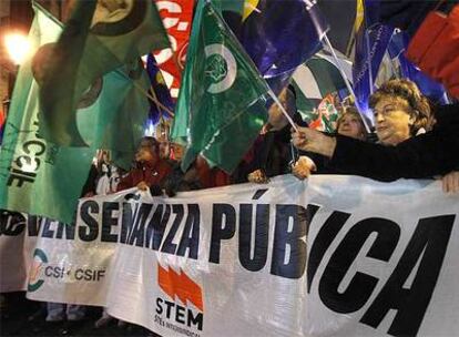 Manifestantes durante la marcha de ayer contra la privatización en Madrid.