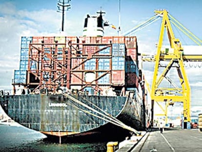 Buque cargado con contenedores, el pasado viernes, en el puerto de Valencia. Desde esta  ciudad se coordina la fiscalización del sindicato internacional ITF a los buques mercantes.