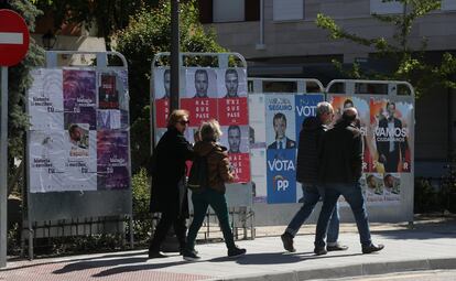 Carteles electorales en la plaza del Caño en la localidad madrileña de Torrelodones.