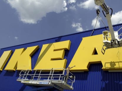 Operarios colocan un cartel de Ikea en su tienda