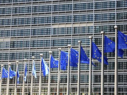 Banderas de la UE frente a la sede de la Comisión, en Bruselas.