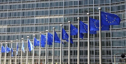 Banderas de la UE frente a la sede de la Comisión, en Bruselas.