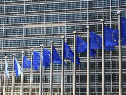 Banderas de la UE frente a la sede de la Comisión, en Bruselas.