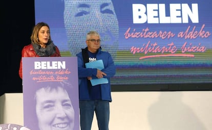 Miren Zabaleta junto a Kubati en el homenaje póstumo a la etarra González Peñalba.