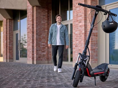 Nuevo patinete eléctrico Segway ZT3 Pro E con un casco colgado