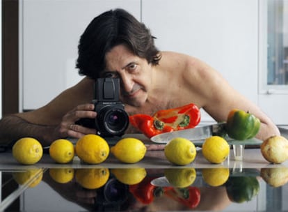 Gómez Pereira combina tres de sus aficiones: el desnudo, la cocina y la fotografía.