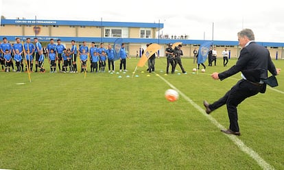 El presidente Mauricio Macri le pega a una pelota durante la inauguración del Centro de Entrenamiento de Boca Juniors, en abril de 2017.