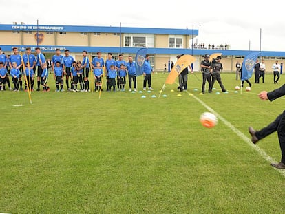 El presidente Mauricio Macri le pega a una pelota durante la inauguración del Centro de Entrenamiento de Boca Juniors, en abril de 2017.