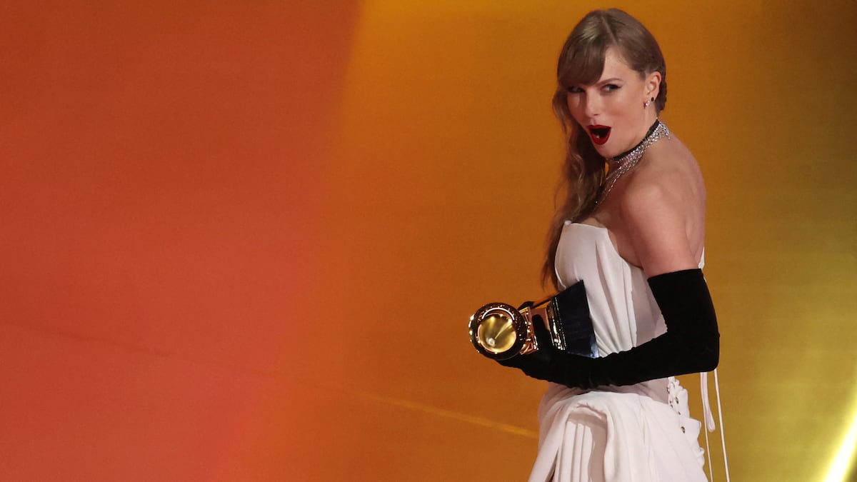 Taylor Swift hace historia en los Grammy de 2024 al lograr su cuarto  galardón por el mejor álbum del año | Cultura | EL PAÍS