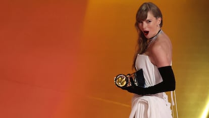 Taylor Swift, al recibir el galardón a mejor álbum pop, en la 66ª edición de los Grammy en Los Ángeles, California, el domingo.