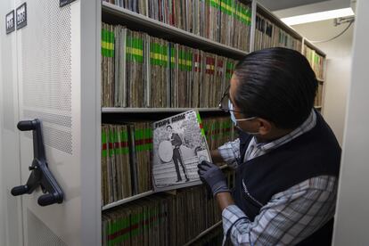 El "corazón" de la Fonoteca Nacional son las llamadas "bóvedas", unos cuartos refrigerados que preservan los más de 300.000 documentos sonoros análogos del acervo.