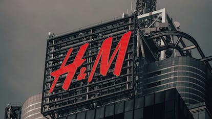 Un'insegna luminosa per la catena H&M