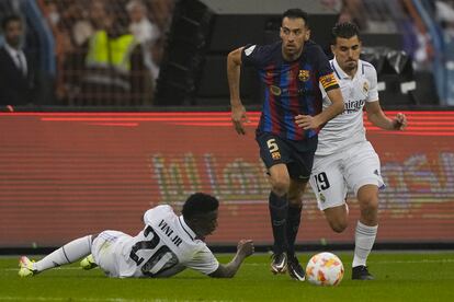 Sergio Busquets se lleva el balón ante Dani Ceballos y Vinicius durante la final de la Supercopa de España, disputada el pasado domingo en Riad.