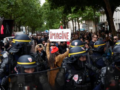 Una manifestante sostiene un cartel durante una protesta en París.