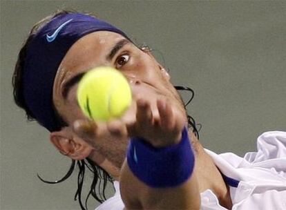 Nadal realiza un saque durante el partido ante Davydenko.