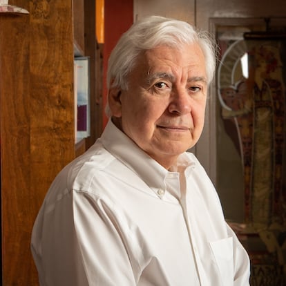 Ernesto Ottone en su casa en la comuna de Providencia, Chile.