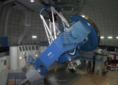 El instrumento CARMENES recibe la luz de estrellas y galaxias recogida en el espejo del telescopio de 3,5 metros de diámetro.