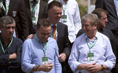 De izquierda a derecha: Paulo Bento, Louis van Gaal y Roy Hodgson posando en la foto oficial del seminario FIFA celebrado en Florianópolis, Brasil.