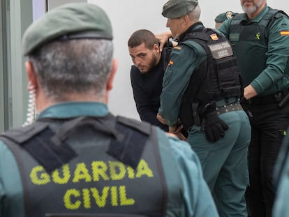 Agentes de la Guardia Civil trasladaban este lunes a los juzgados de Barbate (Cádiz) a uno de los detenidos.