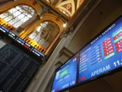 Monitor en la bolsa de Madrid que muestra, entre otras, la prima de riesgo de España, que mide la confianza del mercado en la deuda soberana española. EFE/Archivo