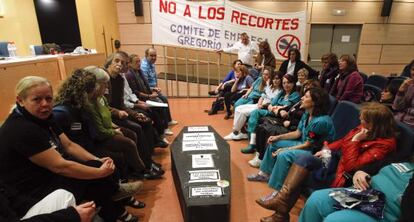 Encierro de trabajadores del Gregorio Mara&ntilde;&oacute;n, en 2012. 