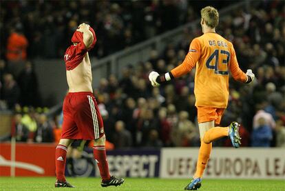 El guardameta rojiblanco De Gea corre junto a sus compañeros para celebrar el gol de Forlán ante el abatimiento de un jugador del Liverpool