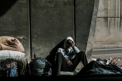 Un migrante en uno de los puentes que cruza el Boulevard de la Croix. Las bajas temperaturas y el frío amenazan a los refugiados que viven en las calles de Casablanca. “Padecemos día a día el frío y el hambre de la calle. No somos nadie para ellos, no nos quieren aquí y esa sensación es horrible. Te sientes basura…”, concluye Abudak.